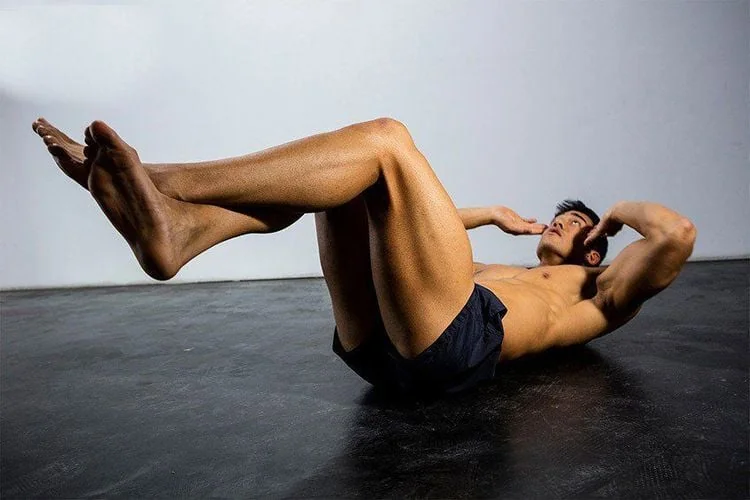 Bài tập yoga chữa thoát vị đĩa đệm lưng bao gồm bài tập căng cơ gập lưng.