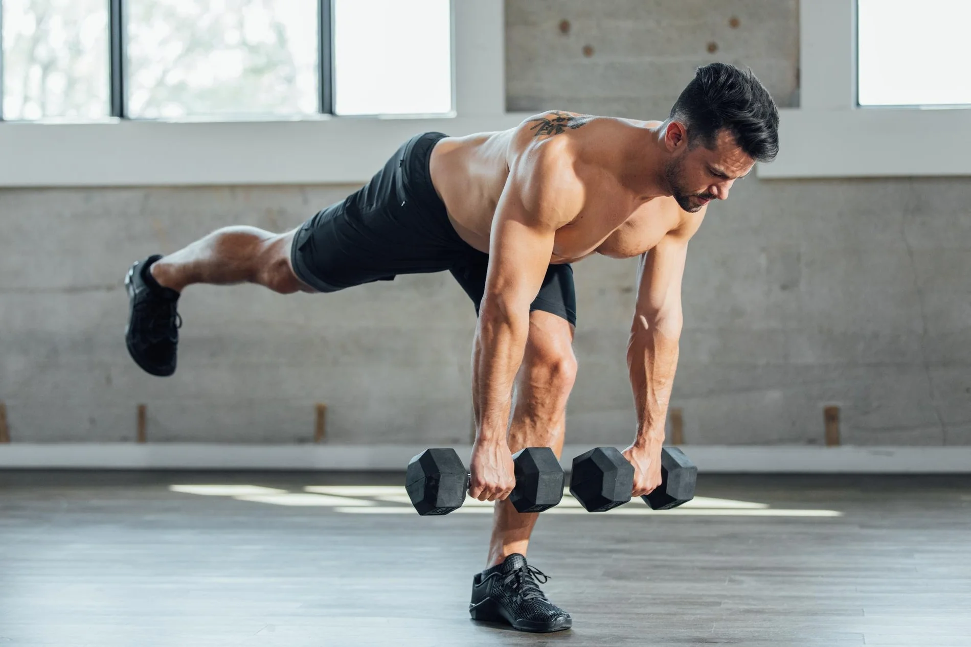 Dumbbell Stiff Leg Deadlift - biến thể cho người mới bắt đầu